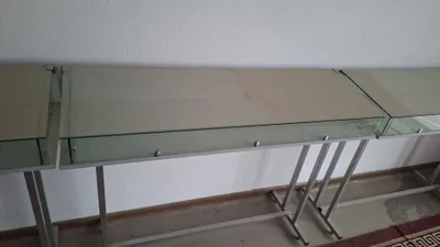 Стеклянный стол для музеев 1