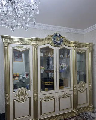 Сервант с 4 витринами 1