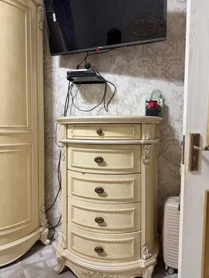 Итальянская мебель: шкаф, кровать, трюмо, 2 тумбы. 3