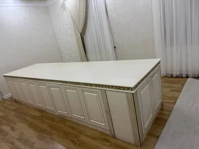 Кухонная мебель со столом и шкафчиками 1