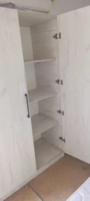 Диван, шкаф, маленький радиатор, печка 1