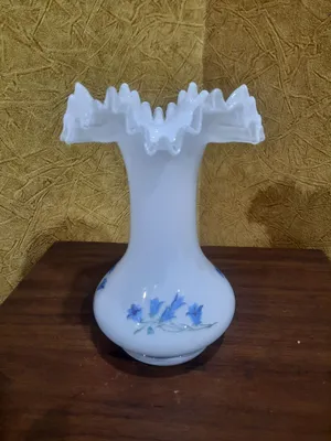 Bohemiya, Chexoslovakiyada ishlab chiqarilgan sutrang shishadan vintage «Qo‘ng‘iroqchalar» vazasi 1