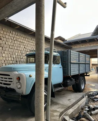 ZIL 130 в исправном состоянии, без недостатков, работает. Цена договорная, звоните. 1