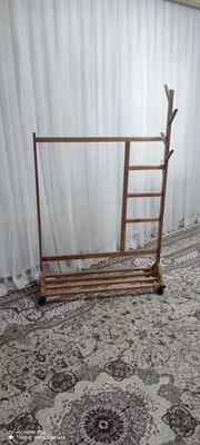 Напольная вешалка на колёсиках 1