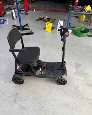 Keksalar va nogironligi bo‘lgan insonlar uchun to‘rt g‘ildirakli elektr skuter 1