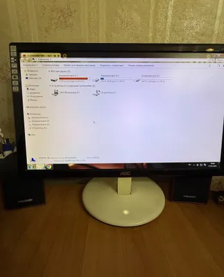 Ishlayotgan kompyuter, monitor, karnaylar va sabvufer 1