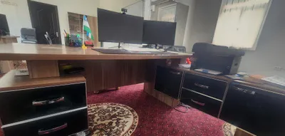 Katta ofis stoli - tumba va tortmalari bilan 1