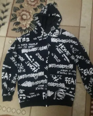 Kapyushonli sport kurtkasi sotiladi