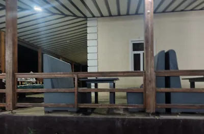 Диван продаётся в комплекте со столом