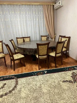 Стол и стулья для гостиной