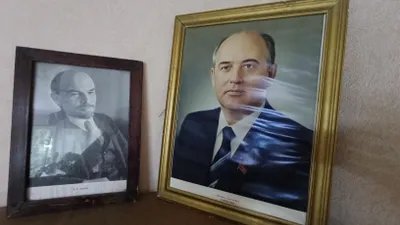 Портреты Горбачев и Ленин, бюст Ленина 1