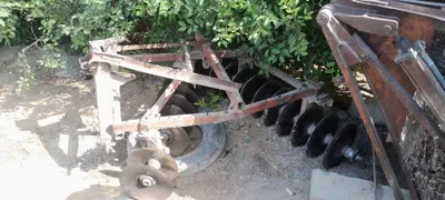 Рабочий дисковый плуг 1