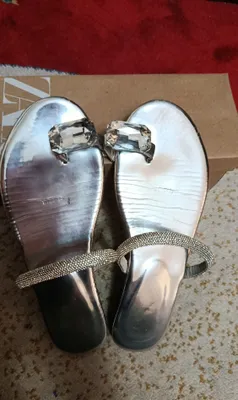 Шлёпанцы бренда Zara