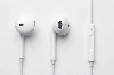 EarPods (Lightning Connector) A1748 EarPods (USB-C) A3046 1