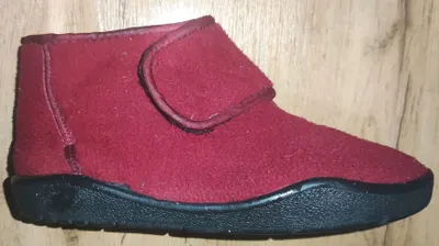 Brendli issiq tapochkalar, 32-o‘lcham, yopishqoq tasma bilan. Qalpoqlar 1