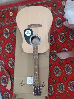 Mutlaqo yangi Fender gitarasi.
