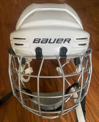 Хоккейная каска Bauer 1
