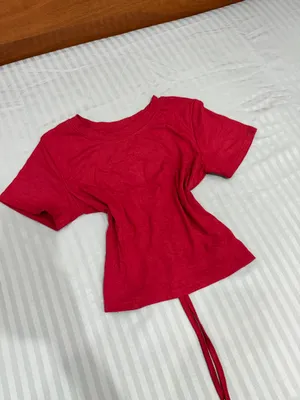 Orqasi kichik ochiq yopishtirilgan futbolka 1