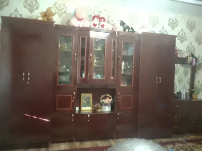 Продаётся мебельный комплект (стенка, трюмо, кровать) 1