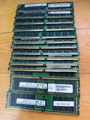 DDR4 2400T 16 GB tezkor xotirasi, shuningdek DDR3 1600 MHz 12800R 16 GB, 4 dona sotiladi.