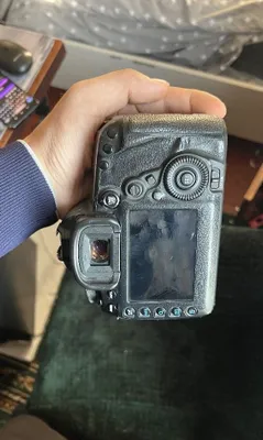 Canon 5D Mark IV, 2 аккумулятора, зарядное устройство, карта памяти 64 ГБ, коробка 1