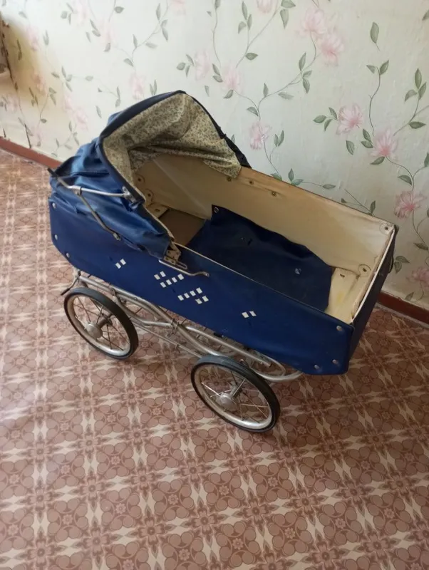 Коляска сотилади