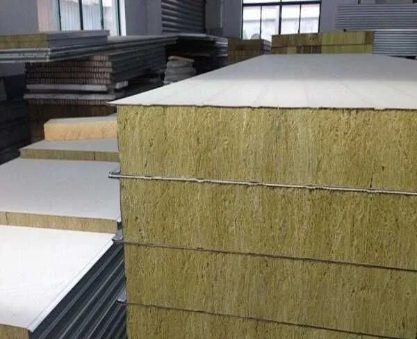 Mineral paxta (mineral vata) bilan issiqlangan sendvich panellar.