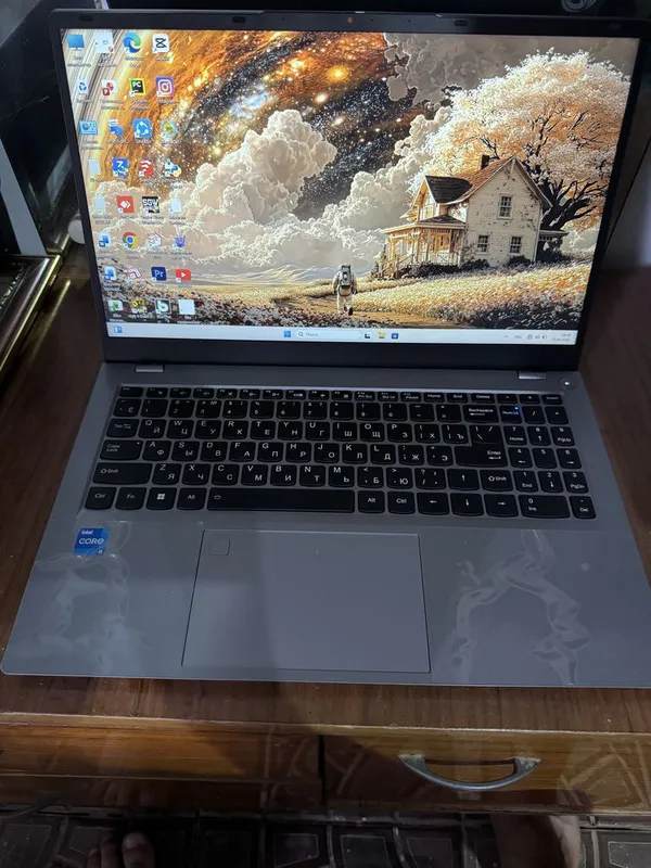 Noutbuk srochna sotiladi