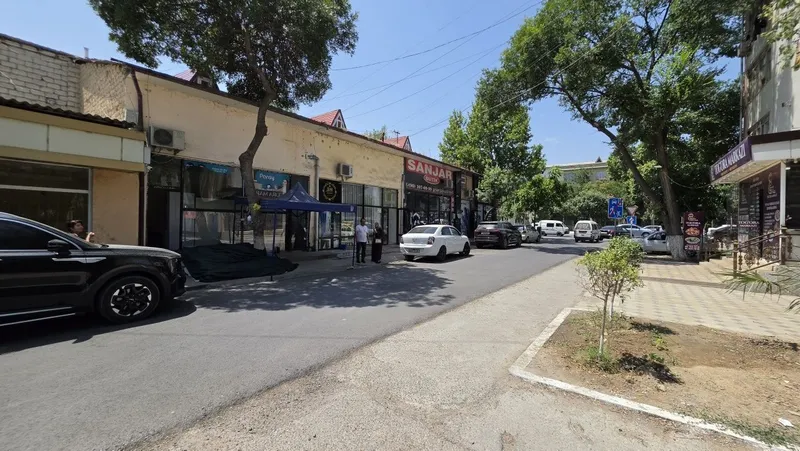 Guliston 3 mk bozorchada 2 ta yonma yon Magazin sotiladi.