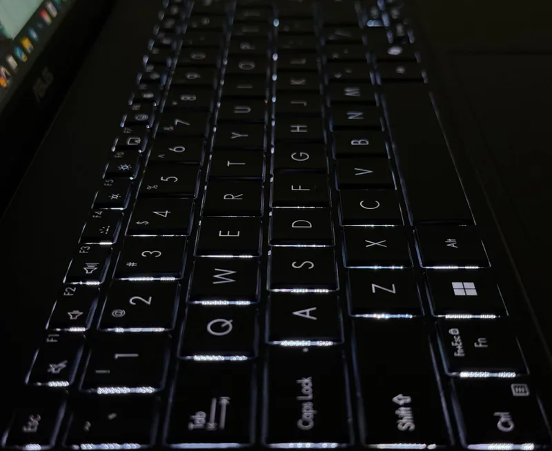 Asus VivoBook 15S — Snapdragon X Plus X1P42100 — фото 5