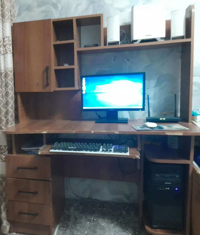 kampyuter va som bufer kampyuter stoli bilan birga