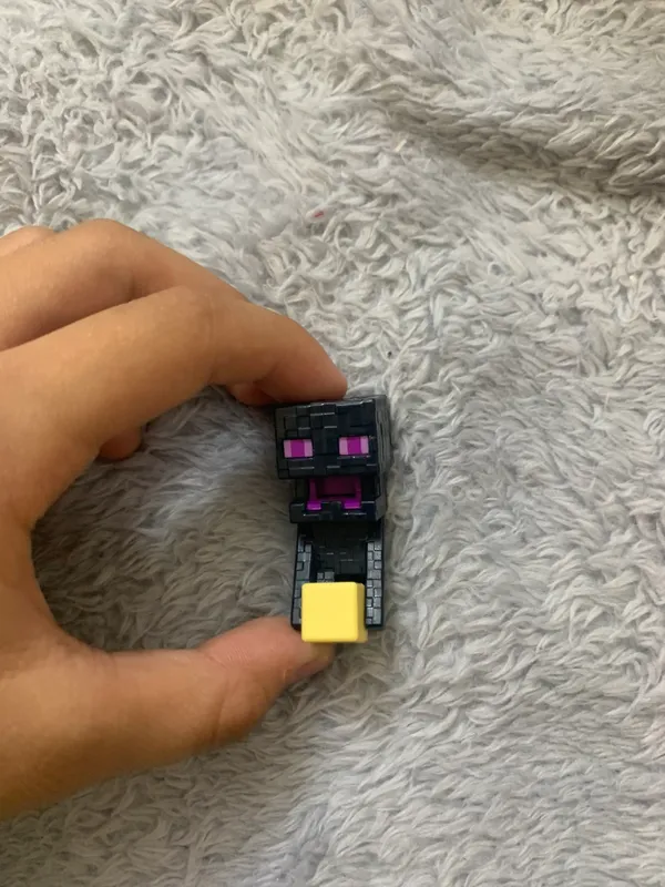 KINDER JOY Endermen figurkasi