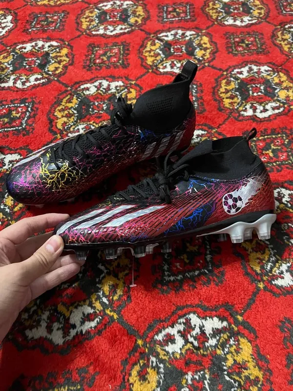 Adidas butsi profesyonallar uchun futbol oʻynash uchun