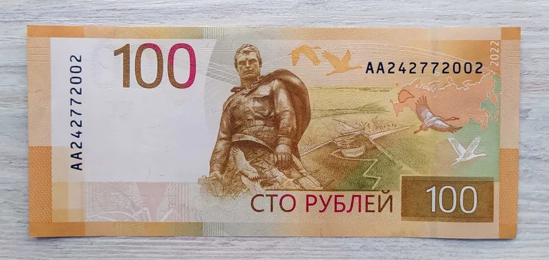 Банкнота 100 рублей 2022г "Журавли"