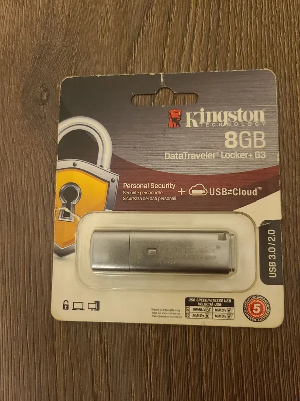 Kingston DTLPG3/8GB флешка.