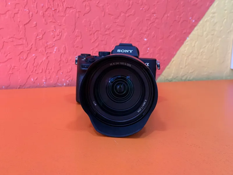 Sony Alpha A7 III с объективом Sony 24-105mm f/4 G 3 Sony Alpha A7 III с объективом Sony 24-105mm f/4 G 3