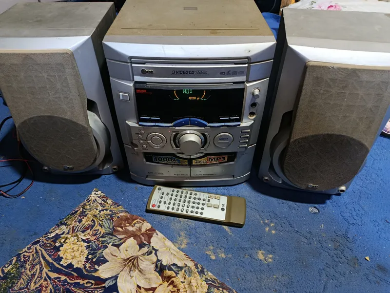 Muzikalniy sentr LG sotiladi 1 Muzikalniy sentr LG sotiladi 1