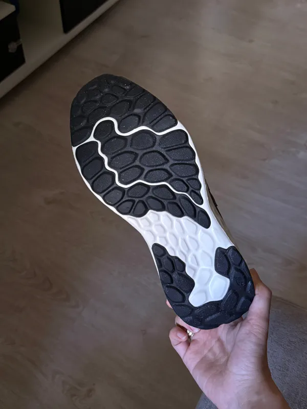 Erkaklar uchun New Balance Arishi v4 krossovkalari 2