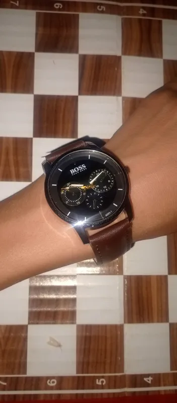 Hugo boss kojalik modeli tunda strelkalari yonadi