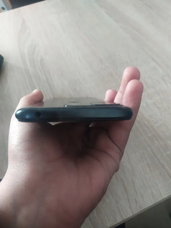 Экран Redmi 10A по краю немного вышел, не заметно 3