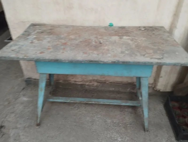 Продаётся металлический стол 2