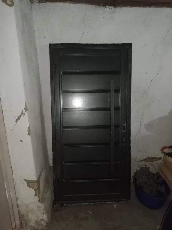 Продаётся дверь. Хайтек железный дверь.