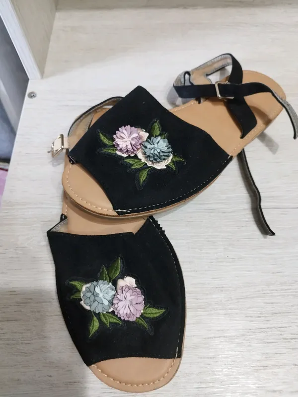 Продаются женские босоножки
