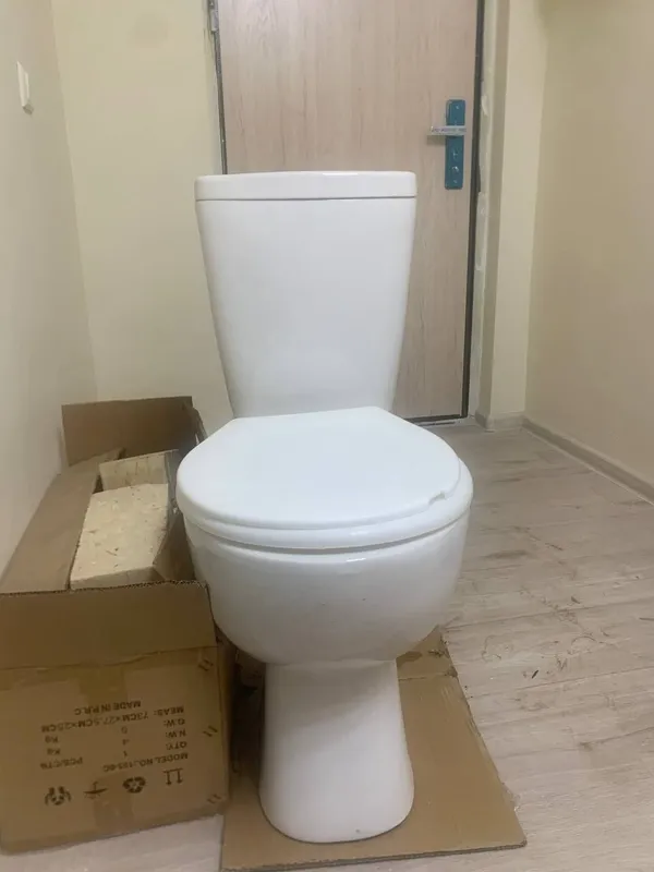 Unitaz. Navostroykadan yechib olingan.