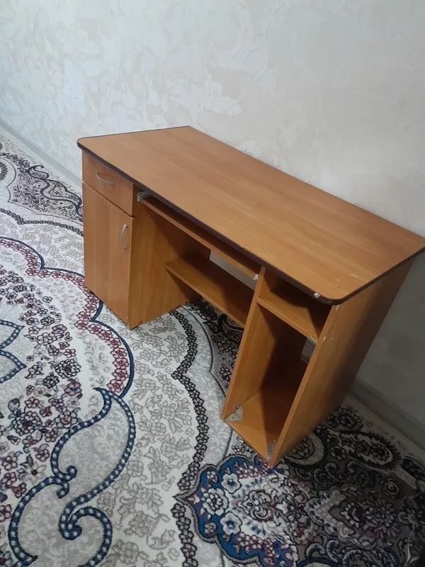 Продается письменный и компьютерный стол в хорошем состоянии 2 Продается письменный и компьютерный стол в хорошем состоянии 2