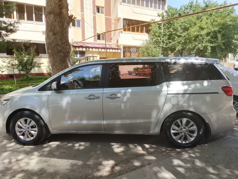 Shoshilinch Kia Carnival avtomobilini sotaman 2