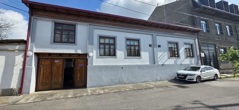 Bez makler Uy sotiladi Xonabod 11- bekat yaqinida uchastka 11 ta xona