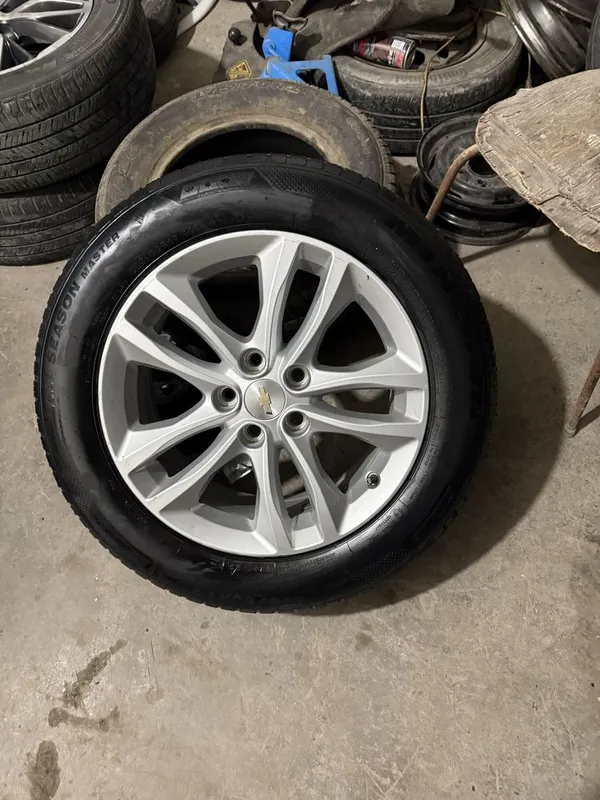 R17 Malibu 2.4 deska balon orginal 225/60/17 1 R17 Malibu 2.4 deska balon orginal 225/60/17 1