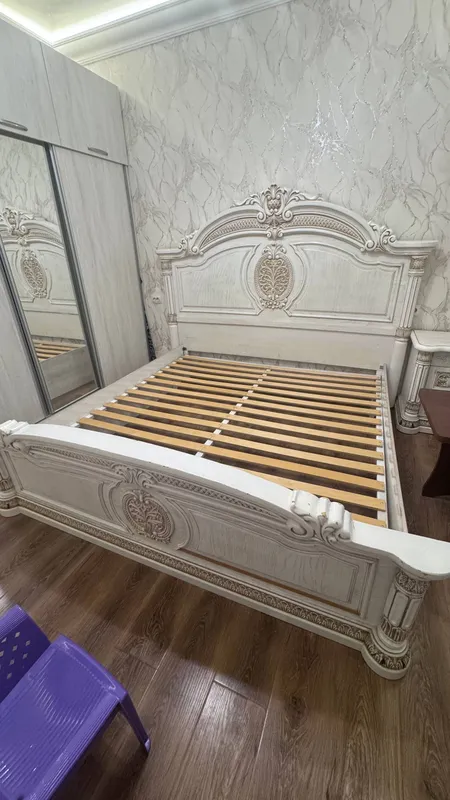 Кровать размер 2,00x2,20. По 2 тумбочки по бокам 1
