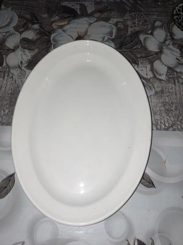 Katta chinni oval salatnitsa.Tortlar va tòsh uchun